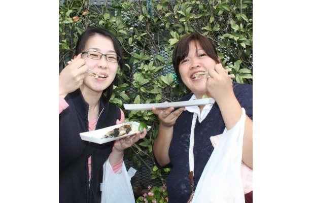 「美味しい！」とサンマをパクパク食べていた参加者