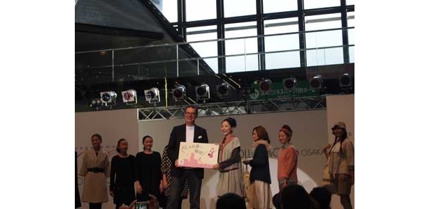ファッションショーにも登場した「韓国観光サポーターズIn Kansai」の発足式が行われた