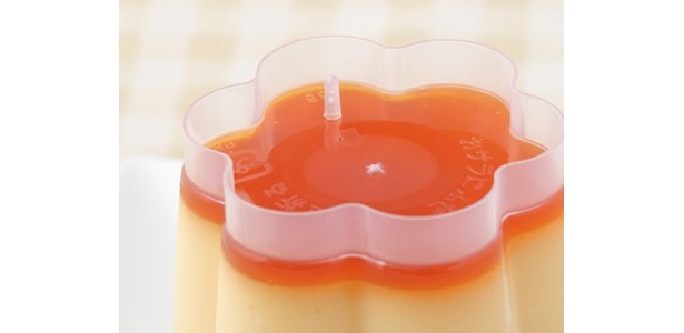 まずは、皿の上にプリンの容器を逆さまに置こう。容器の裏にある爪が重要!!