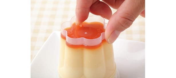 容器を慎重に押さえながら、容器の裏の爪を一気に倒してみよう!!