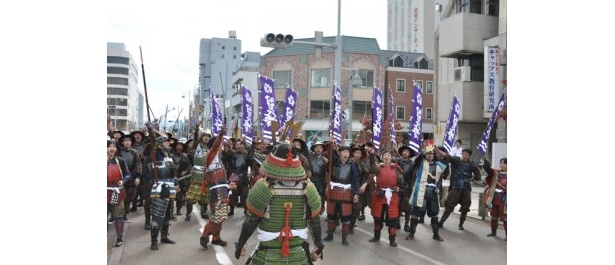 【画像】観客も甲冑を着て参戦！ 大盛況だった2010年の模擬合戦＆落ち武者狩り