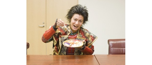 試食する前田慶次