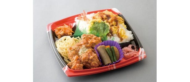 三英傑 天下獲り弁当　¥498　天下取りに挑んだ織田信長、豊臣秀吉、徳 川家康の好物を盛り込んだ弁当。豚キムチ 炒めは、秀吉の朝鮮出兵で持ち込まれたと 言われる唐辛子がきっかけで生まれたキム チがポイント。ご飯の進むおかずが満載だ。