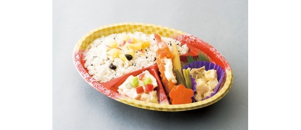 三英槍 姫ごのみ弁当　¥398　栄養価の高い五穀米やタンパク質の豊富な 豆腐など、特に女性に好まれる食材を多用。 彩りもよく、華やかに仕上がった。エビフ ライ、ヤングコーン、インゲンは慶次、利 家、清正の槍 やり をイメージしている。