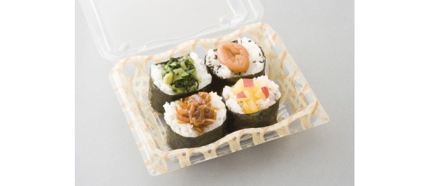 陣笠隊 四色なかよしおむすび　¥198　陣笠隊の各メンバーをイメージした4種類 のおむすびセット。甘辛い具や食感のいい 具など、バリエーションが楽しめる。見た 目の彩りもよく、バランスのとれたひと口 サイズのおむすびに仕上がったぞ。
