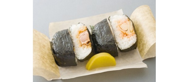 陣笠隊 田舎風げんこつ おむすび（チャーシュー・鶏唐揚）　¥250　南蛮ソースをかけた鶏唐揚げと角切りチャ ーシューを具に使用した、食べごたえのあ る大きめサイズのおむすび。直接巻いたノ リや、竹の皮をイメージしたパッケージで、 昔ながらの雰囲気を演出している。
