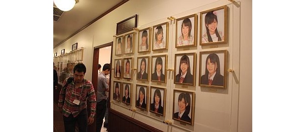 廊下にはメンバーの写真がズラリ！
