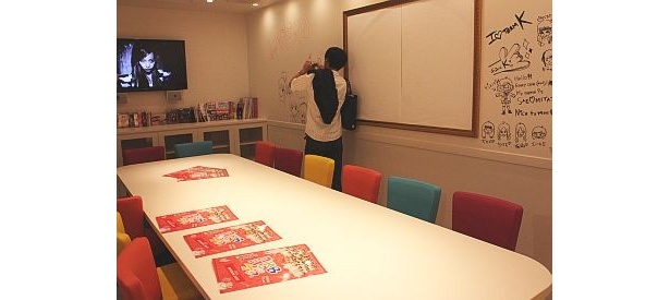 AKB48の過去の映像がライブラリーされた「個室」エリア(最大16人使用可)