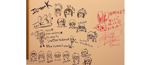 壁の“落書き”も見どころ！