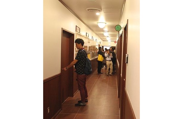 広〜い店内