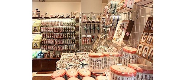 秋葉原限定のグッズもあり