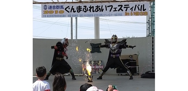 スーパー龍王のマジックでステージに火花が！