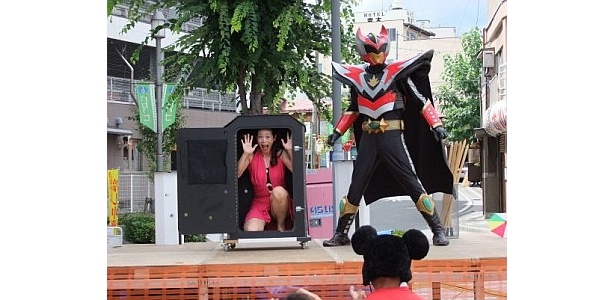 赤と銀に輝く流星の戦士、ドラゴンキング