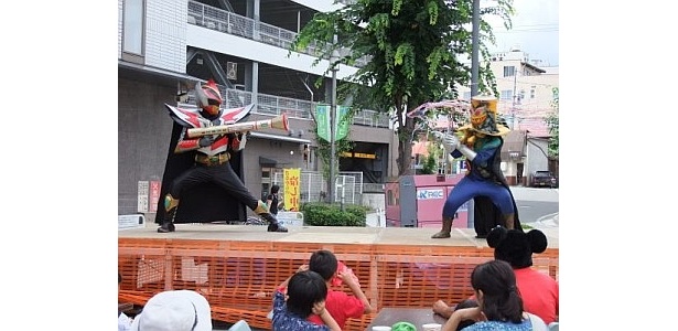 怪人イエローマジシャンに必殺ドラゴンバズーカを発射！