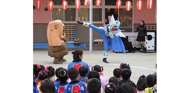 レンガ壁の怪人レンガーにキックをお見舞い！