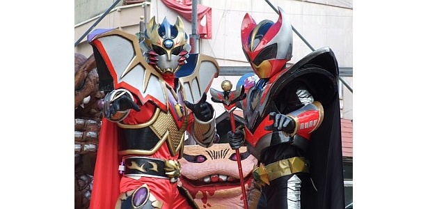 （左から）MCOジャスティス、怪人レンガー、ドラゴンキング