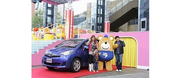 【画像】世界最大UFOキャッチャーの完成お披露目会には、ジャガー横田さん、木下博勝さん、その子供の木下Jaguar大維志くんが参加