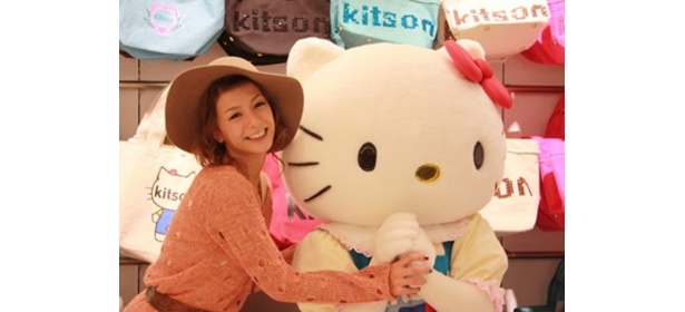 キャナルシティ博多イーストビルの「kitson」にスザンヌさんとHELLO KITTYが登場！