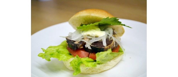 カツオ人間に続くか!? カツオガールズおすすめのカツオタタキバーガーを食べてみた
