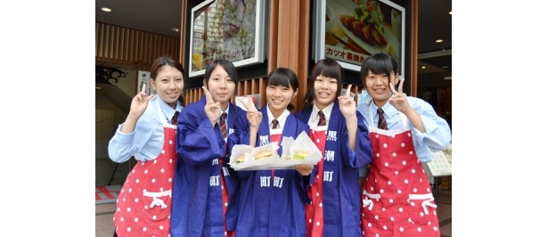【写真】カツオタタキバーガーをPRするためにやってきたカツオガールズ