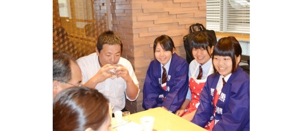 黒潮町より応援に駆けつけた大西勝也町長もカツオタタキバーガーを実食