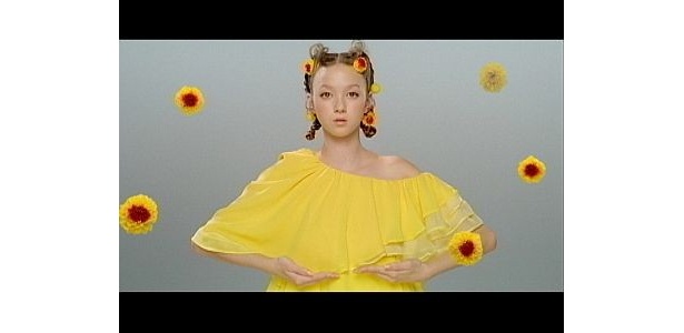 イエローカラーのドレスで妖精を演じている梨奈カロリーナさん