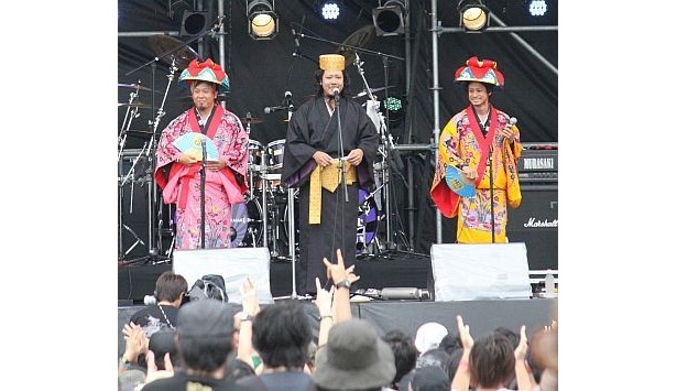 【画像】開会宣言に琉装姿で登場したモンパチの3人。ほか初日の様子はこちら！