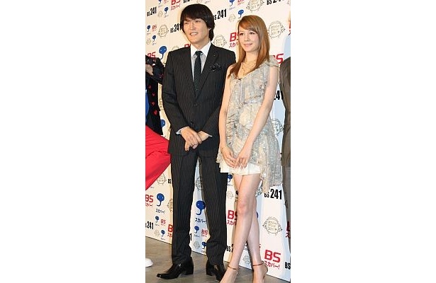 【画像をもっと見る】トリンドル玲奈さんはミニドレスで美脚を披露！