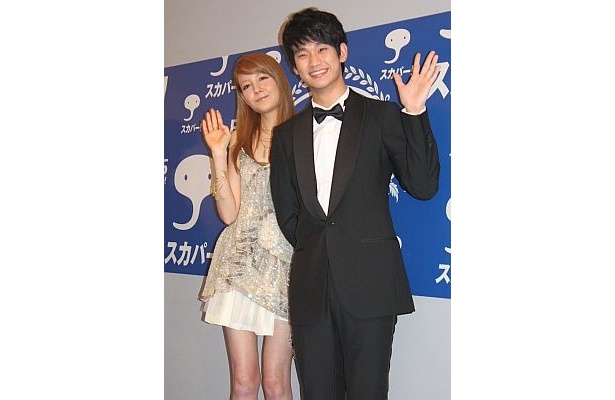 トリンドル玲奈さんはブルーカーペットに、韓国俳優のキム・スヒョンさんと登場