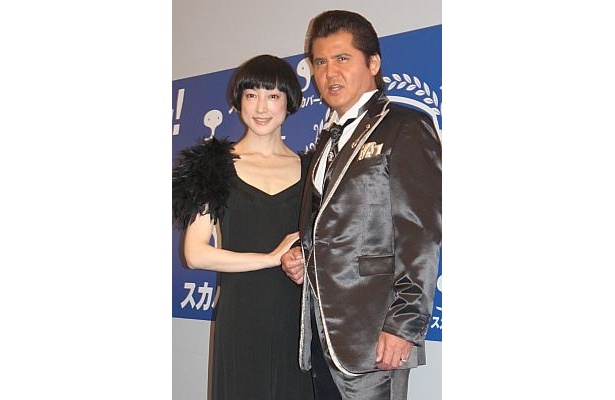 竹内力さんは光沢感のあるスーツで登場。緒川たまきさんと