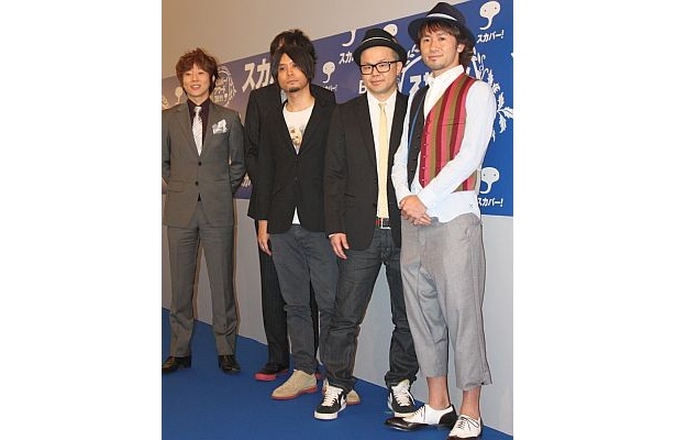 「音楽賞」プレゼンター、ナオト・インティライミさん(右)
