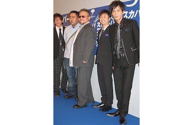 「韓流・華流賞」プレゼンター、次長課長(右)
