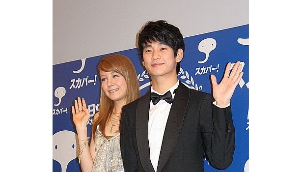 「こんなに麗しい人と一緒にブルーカーペットを歩けて光栄」とキム・スヒョンさん