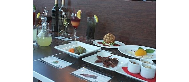 「ルイーダの酒場」をイメージした「LUIDA'S BAR」では、お洒落なドリンクや料理などが堪能できる