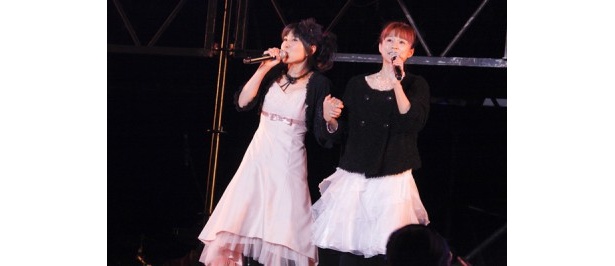 「カードキャプターさくら」のイメージソング「あなたといれば」を歌う丹下さん(左)と岩男さん(右)