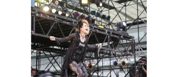 「ゆずれない願い」など、大ヒット曲を熱唱する田村直美さん