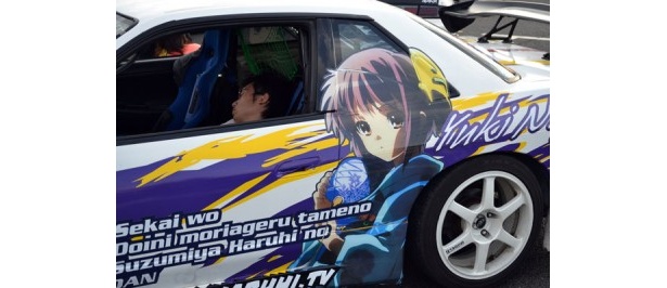 「涼宮ハルヒの憂鬱」の人気キャラ・長門有希がデザインされた痛車