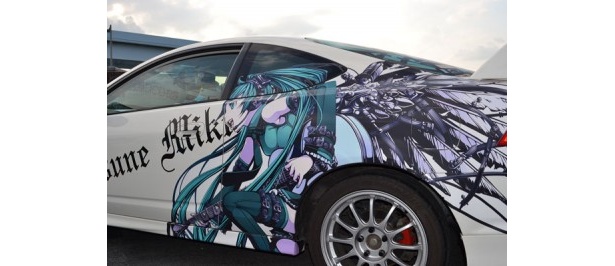初音ミクがデザインされた痛車が多数見受けられた