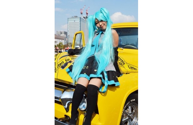 初音ミクに扮したコスプレイヤー
