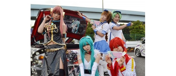 前列左より巡音ルカ(水輝なくるさん)、初音ミク(ちささん)、AKAITO(無我瑠さん)。後列は痛Gガールズ(こころさん、ひびきさん)