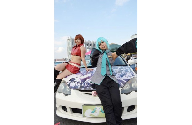 人気Vocaloid、MEIKO(左)と初音ミク(右)