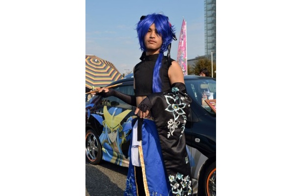 男性版Vocaloid、KAITOに扮したコスプレイヤー