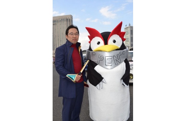 「新世紀エヴァンゲリオン」の碇ゲンドウ(左)とペンペン(右)
