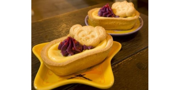 ダッフィーの顔型クッキーがついた「紫イモのチーズタルト、スーベニアプレート付」(各700円、ケープコッド・クックオフにて販売)