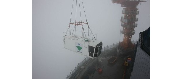 解体の様子　人の手でクレーンは降ろされていく