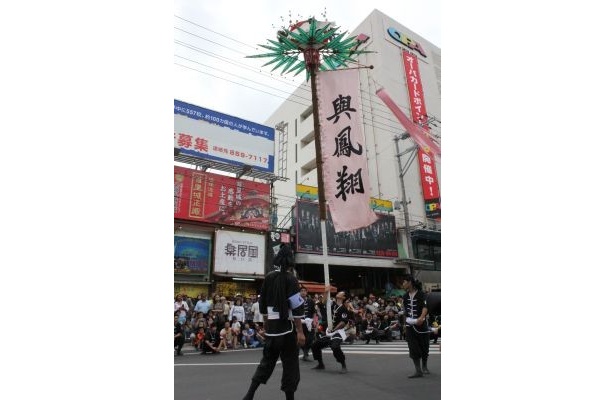 那覇大綱挽行列の旗頭