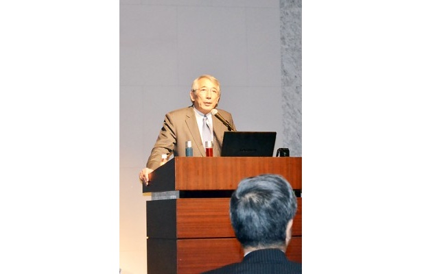 京都府立医科大学学長であり、シンポジウムの司会進行を務めた吉川敏一学長