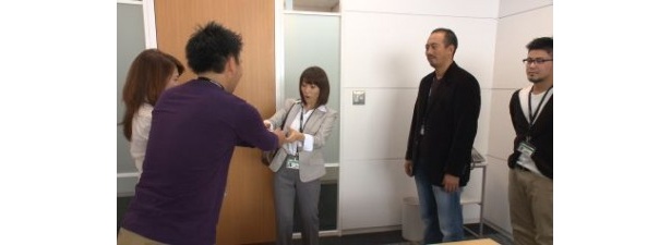 就任編15秒バージョンCMをコマ送りで見せます！大島さん専用の名刺を受け取る