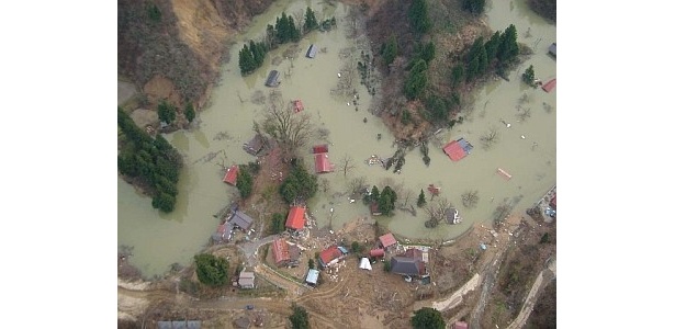 多くの住宅が土砂にのまれ、住民に避難指示が発令