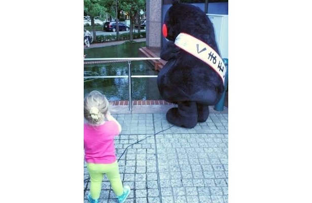 子どもから目を逸らすシャイなくまモン